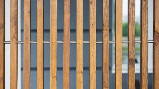 Ästhetische Vielfalt Lamellenwände aus Holz für dein Zuhause